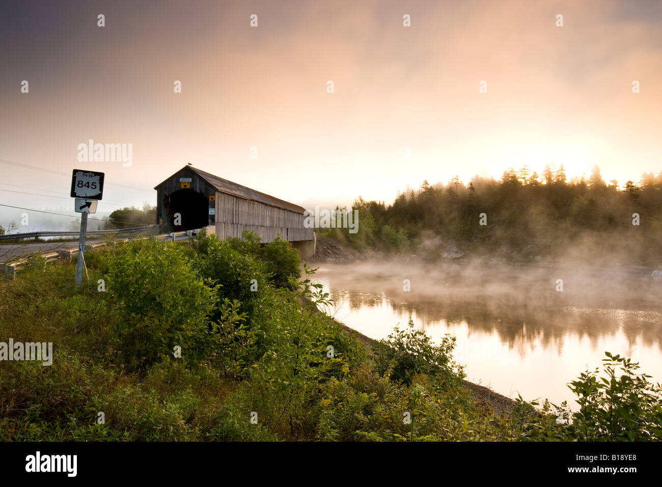 Pont couvert sur la péninsule de Kingston, New Brunswick, Canada. Banque D'Images