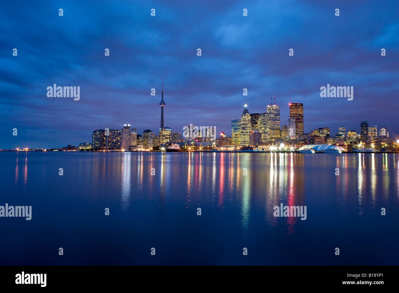 La ville de Toronto la nuit de 'Les quais', Toronto, Ontario, Canada. Banque D'Images
