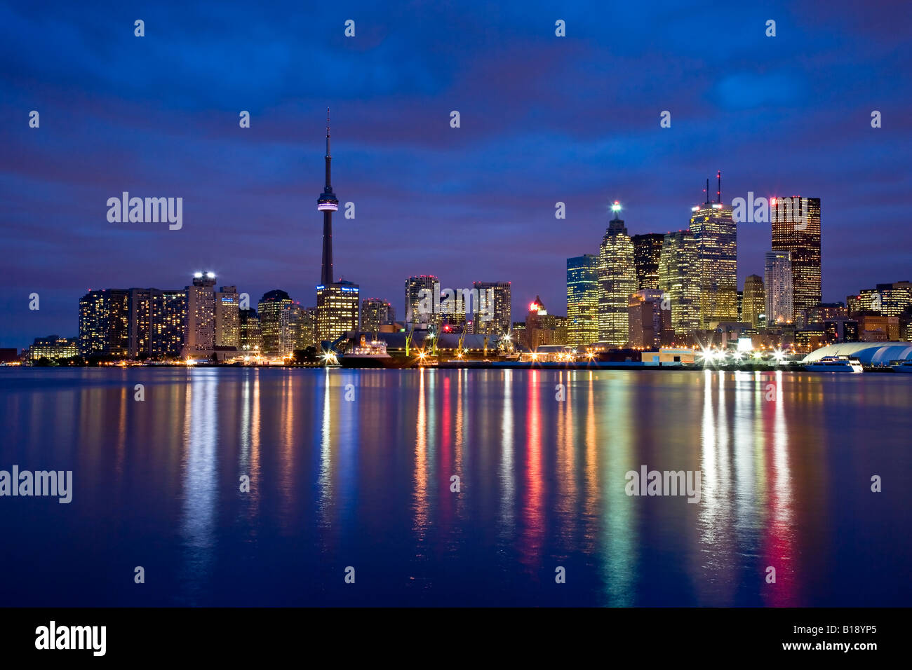 La ville de Toronto la nuit de 'Les quais', Toronto, Ontario, Canada. Banque D'Images