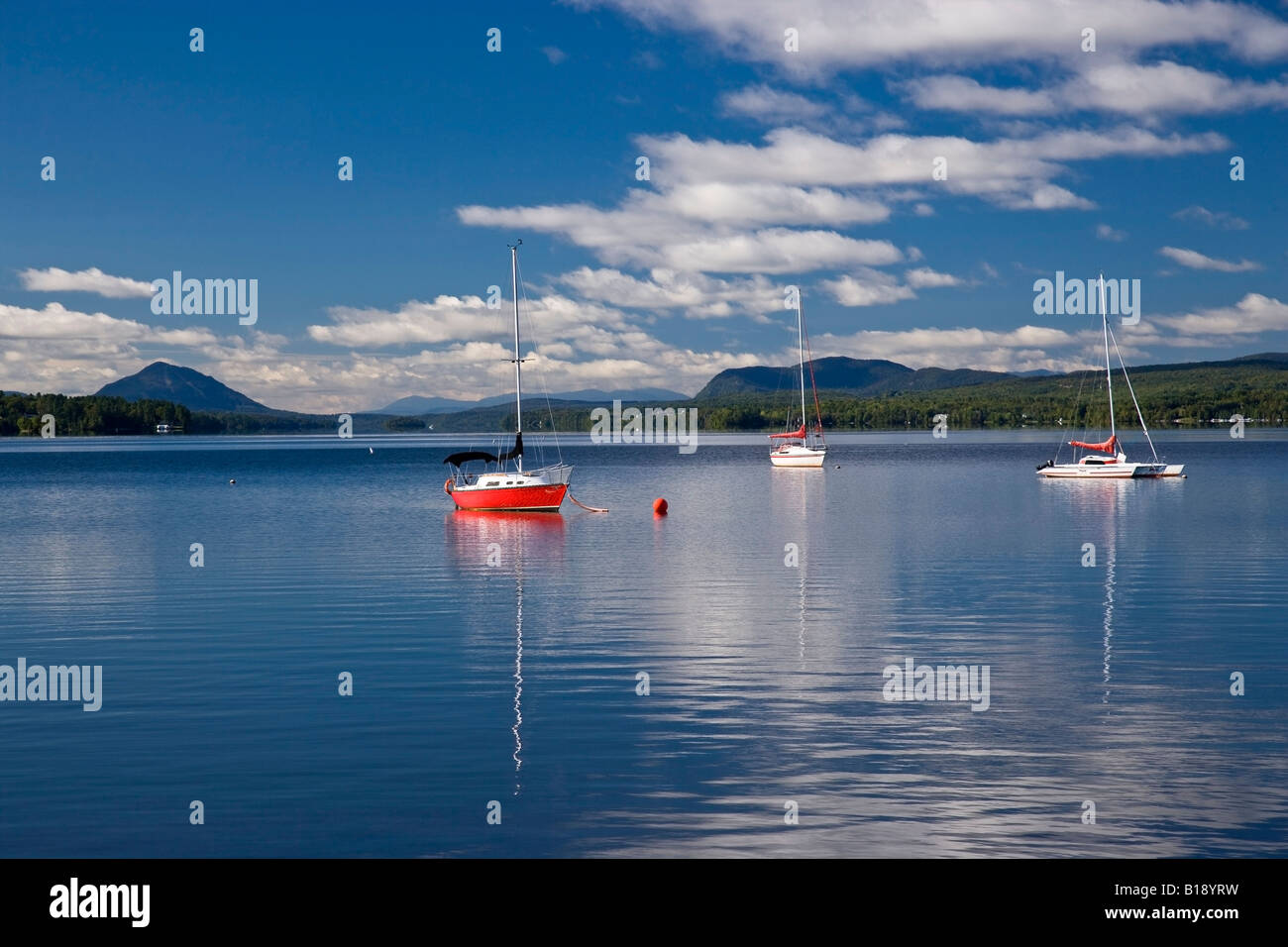 Visiter bateaux et voiliers amarrés sur le lac Memphrémagog, Estrie, Québec, Canada. Banque D'Images