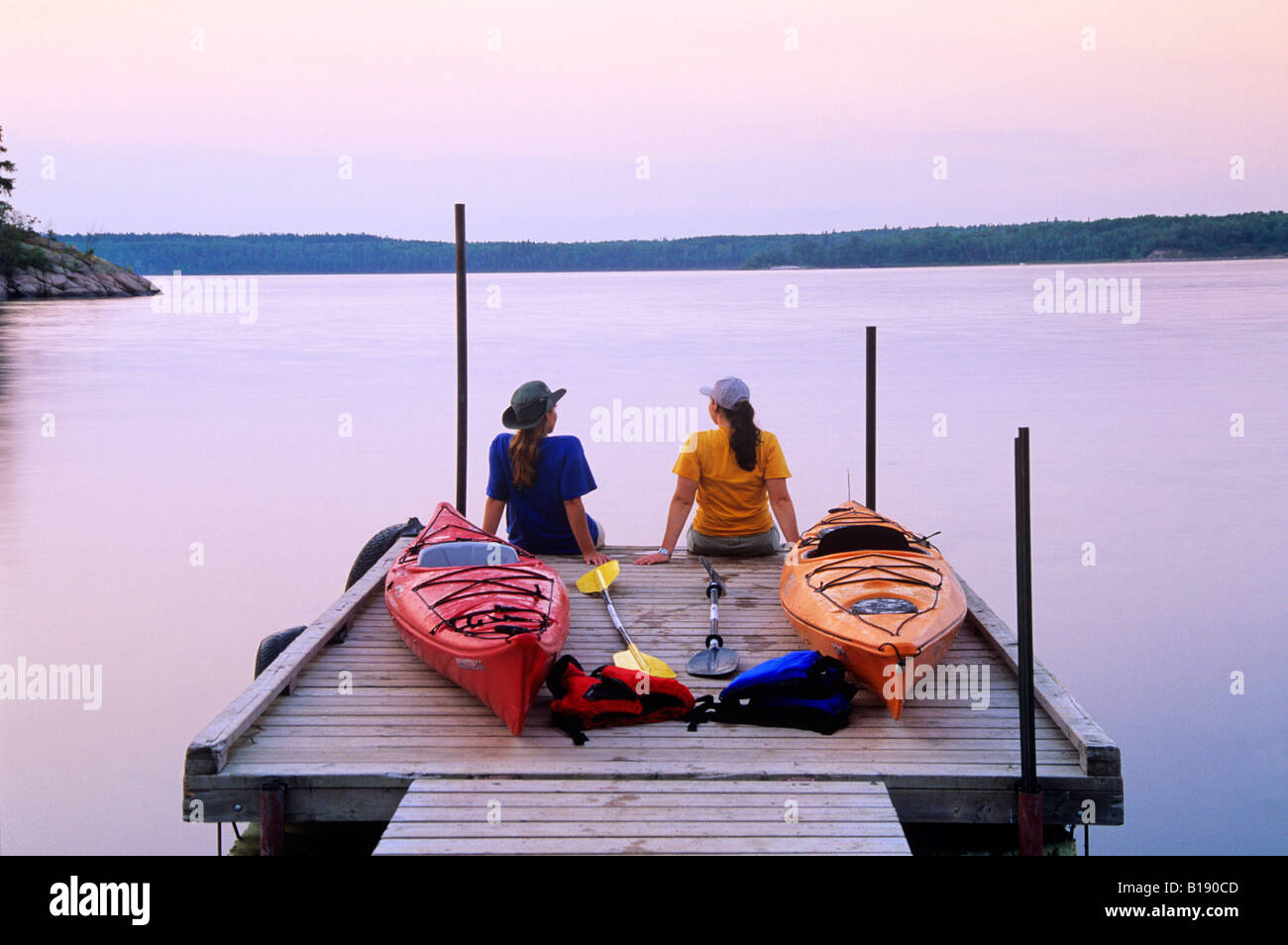 Camping du Lac Nutimik kayakistes un quai de bateau, le parc provincial du Whiteshell, Manitoba, Canada. Banque D'Images