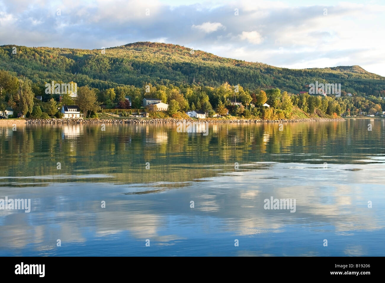 Village côtier bordant les eaux calmes du fleuve Saint-Laurent, Saint-Joseph-de-la-Rive, Charlevoix, Québec, Canada Banque D'Images Village côtier bordant les eaux calmes du fleuve Saint-Laurent, Saint-Joseph-de-la-Rive, Charlevoix, Québec, Canada Banque D'Images