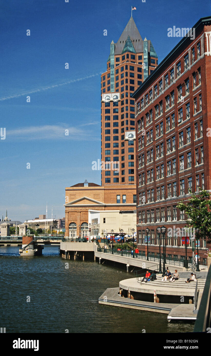 WISCONSIN Milwaukee Riverwalk le long de la rivière Milwaukee personnes siègent à l'hôtel Wyndham étapes pont sur la rivière Banque D'Images