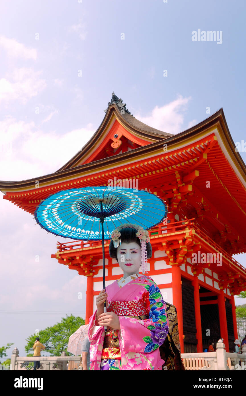 Apprenti geisha maiko avec parapluie au Temple Kiyomizu Kyoto au Japon Banque D'Images