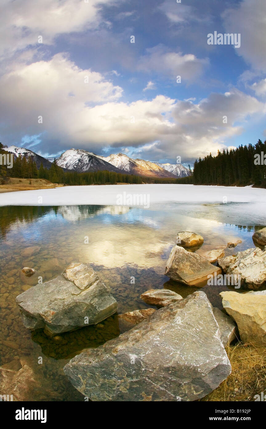 Le lac Johnson et la chaîne Fairholme, fin mars, Banff National Park, Alberta, Canada. Banque D'Images