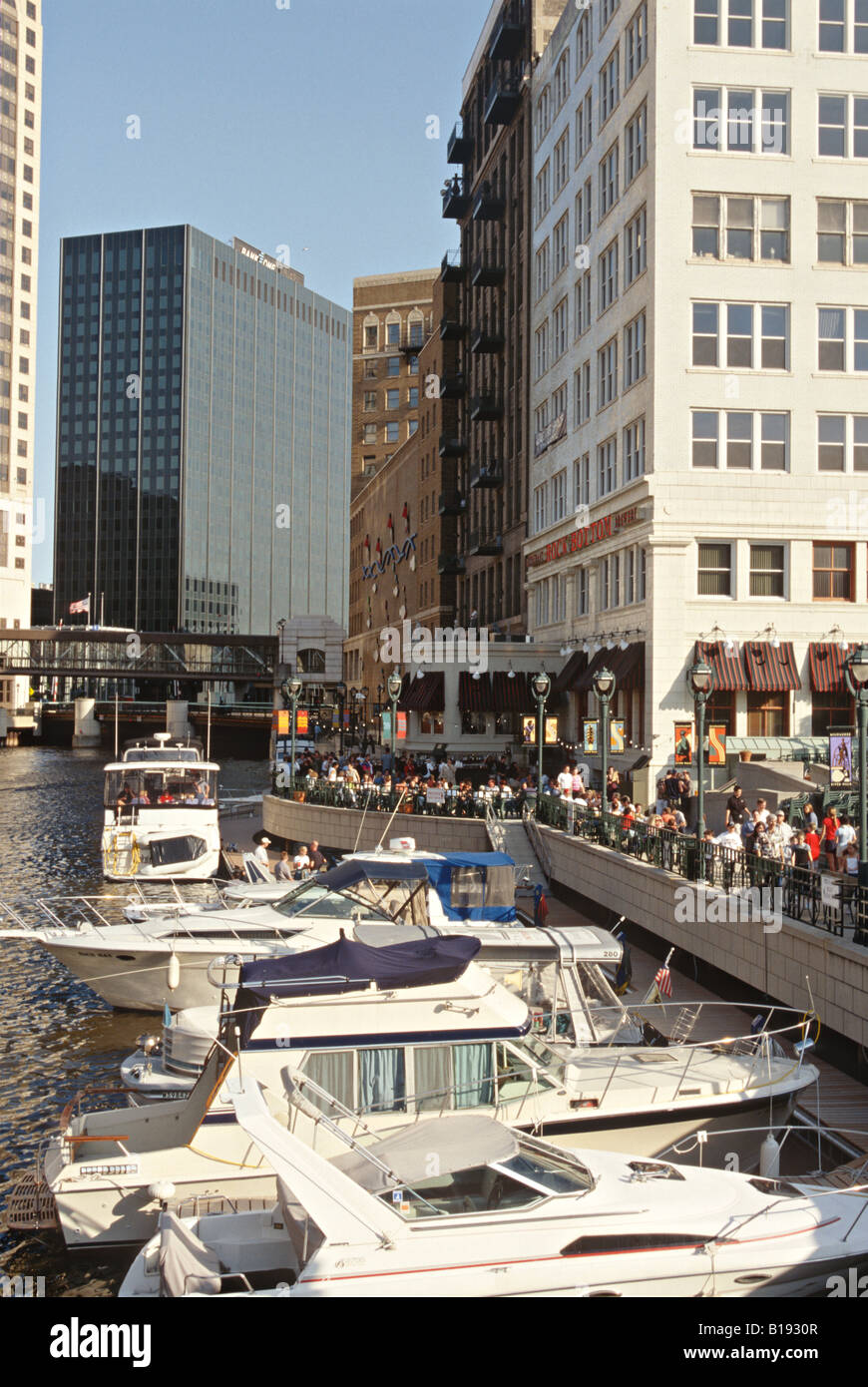 WISCONSIN Milwaukee Riverwalk salle à manger extérieure Milwaukee River boats docked Banque D'Images