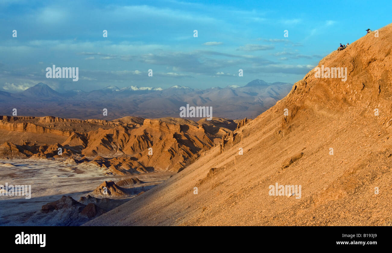 Les touristes en attendant le coucher du soleil dans la Valle de la Luna Vallée de la Lune dans le désert d'Atacama au nord du Chili Banque D'Images