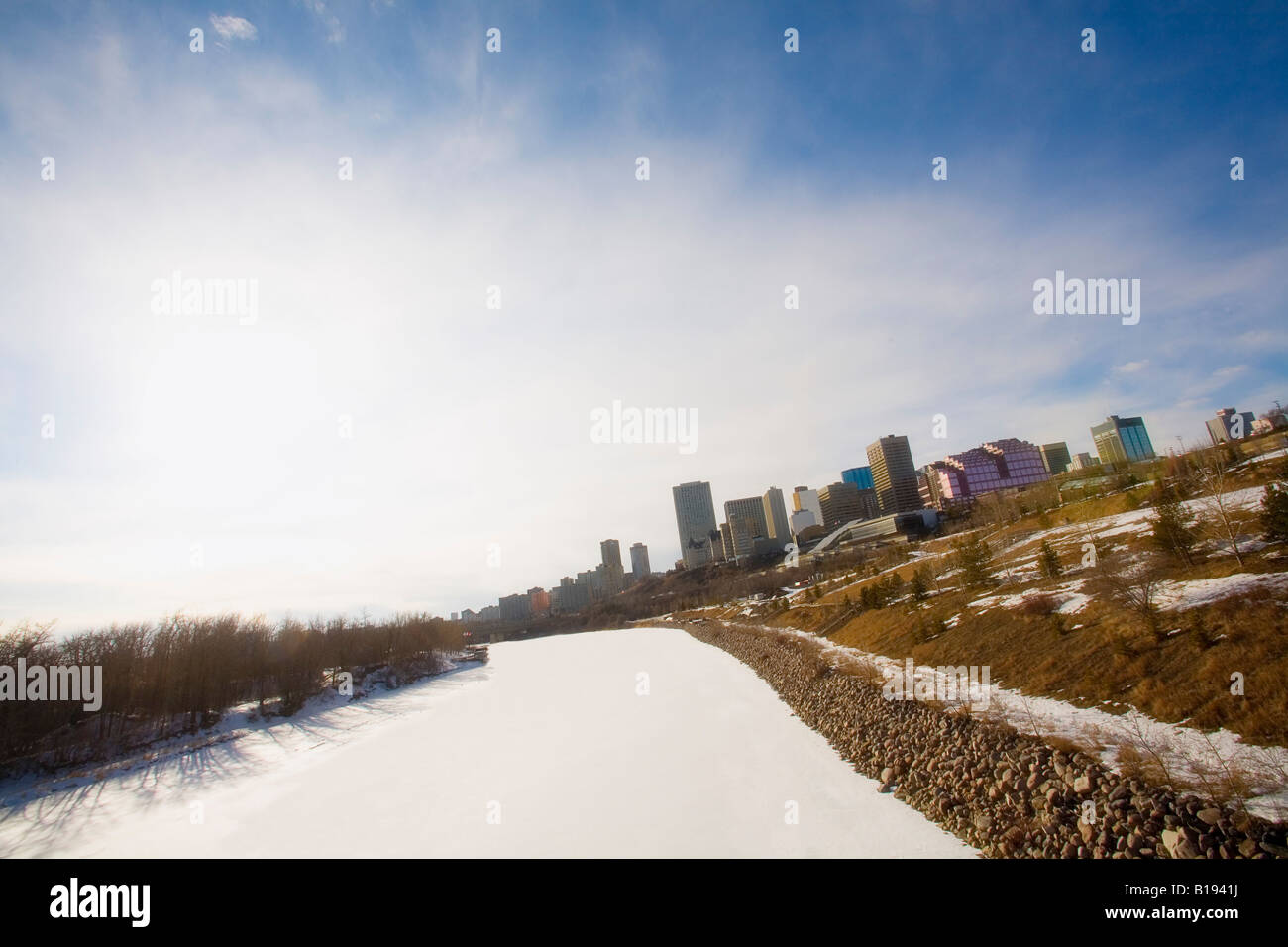 Rivière Saskatchewan Nord gelés et la neige-couvertes, Edmonton, Alberta, Canada Banque D'Images
