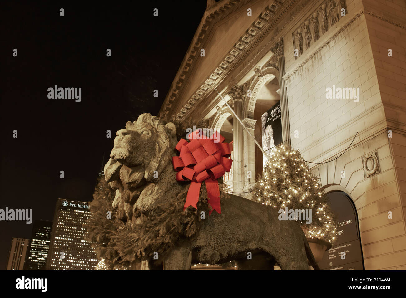Nuit Chicago Illinois lion de bronze statue avec ruban rouge à l'extérieur de l'Institut d'art maison de lumières et de décorations Banque D'Images