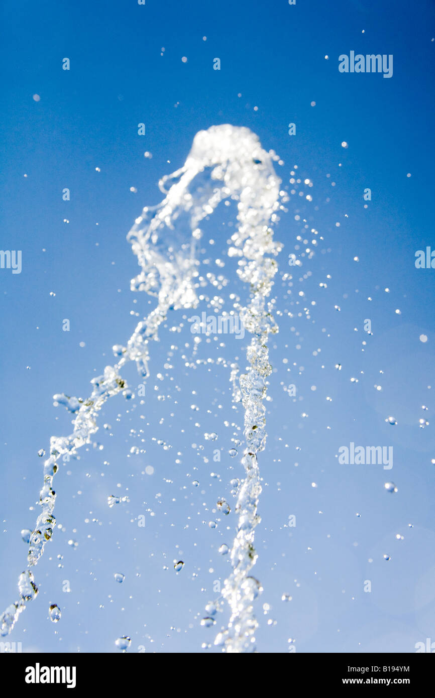 Jet d'eau gelée contre un ciel bleu. Banque D'Images