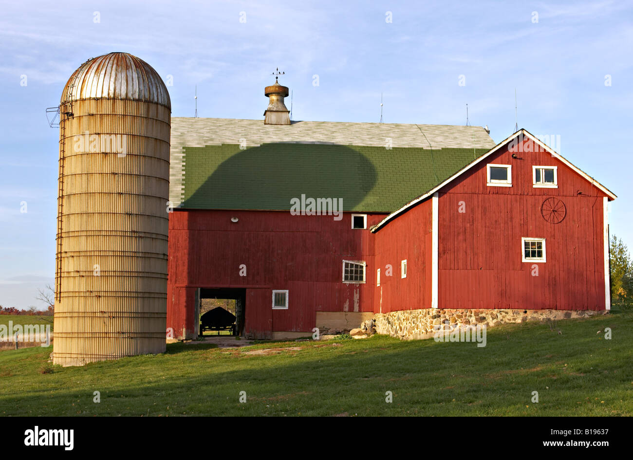 Comté de Kenosha WISCONSIN grange rouge avec bordure blanche fondation pierre silo à grains Banque D'Images