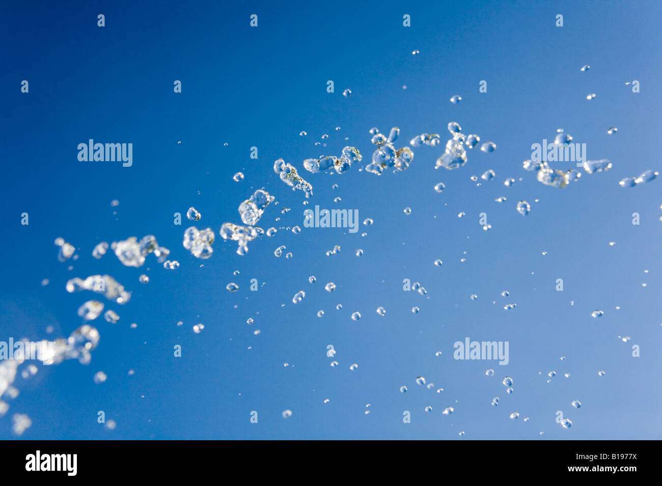 Jet d'eau gelée contre un ciel bleu. Banque D'Images