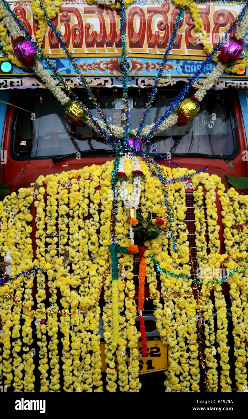 Chariot décoré de guirlandes de fleurs pour une cérémonie connue sous le nom de Vishwakarma Ayudha Puja , Mysore , Karnataka , Inde Banque D'Images