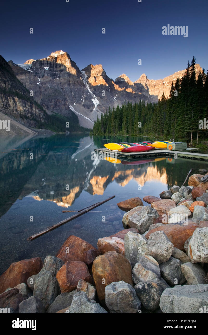Moraine Lake avec des canoës, Banff National Park, Alberta, Canada Banque D'Images