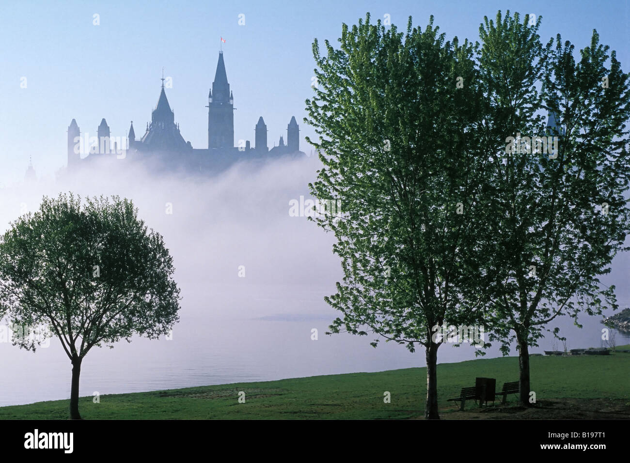 Édifices du Parlement dans le brouillard vue du Musée canadien des civilisations, Hull (Gatineau), Ottawa, Ontario, Canada Banque D'Images