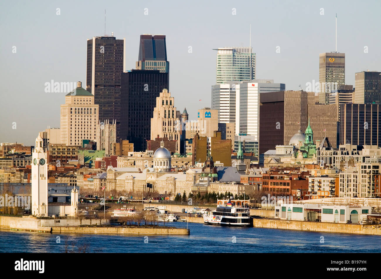 Vue aérienne de la ville avec la voie maritime du Saint-Laurent, Montréal, Québec, Canada Banque D'Images