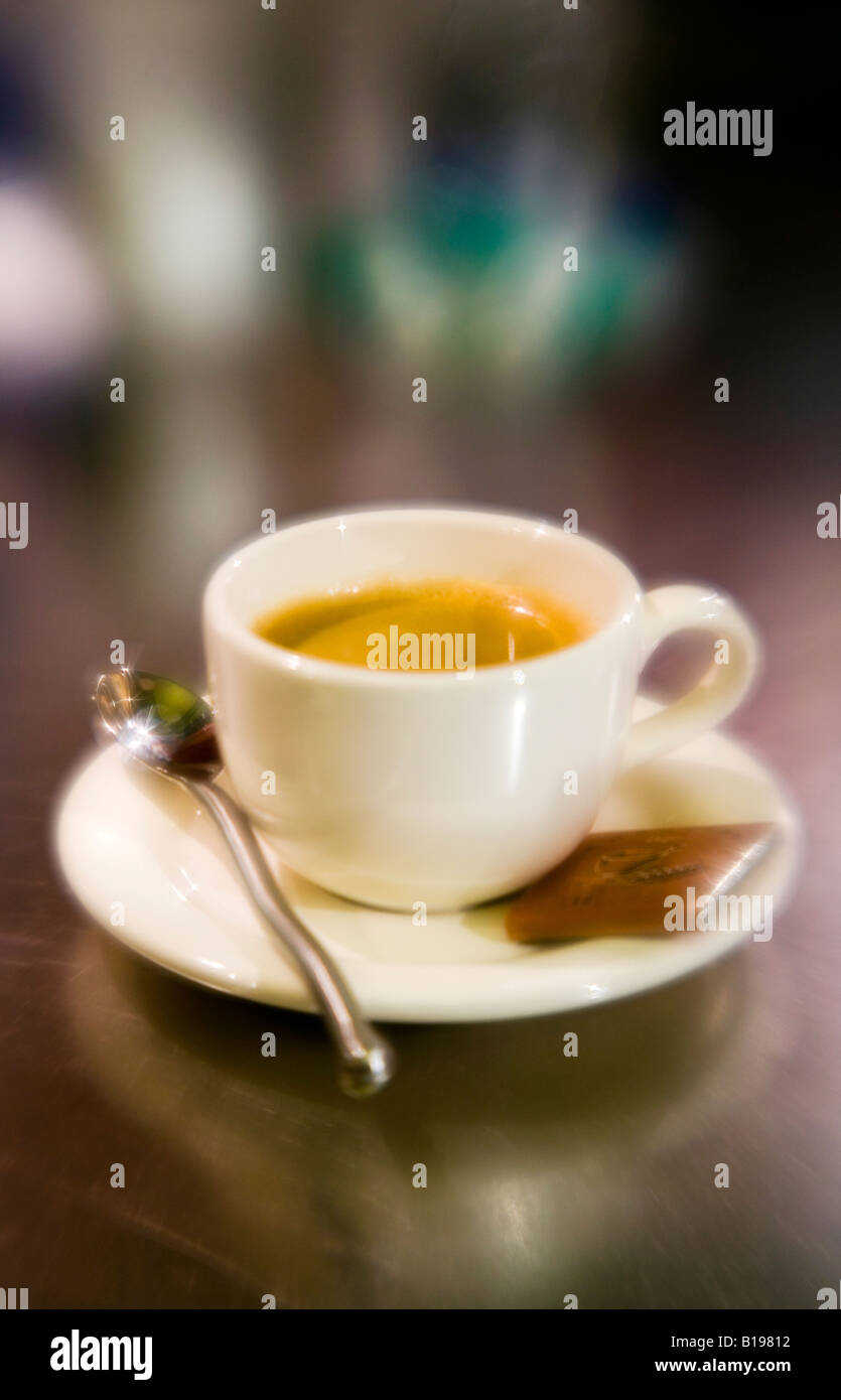 Tasse à café espresso blanc avec le comptoir de la cuisine avec cuillère et carré de chocolat, Montréal, Québec, Canada Banque D'Images