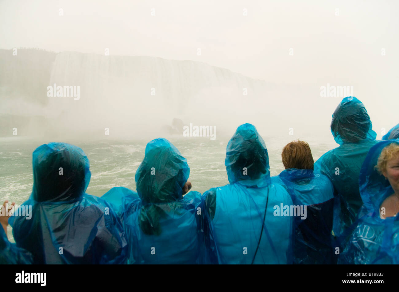 Niagara Falls (Ontario). Blue Raincoat doublés les touristes à bord du Maid of the Mist à la rubrique bateaux Falls, Niagara Falls, Ontario Banque D'Images