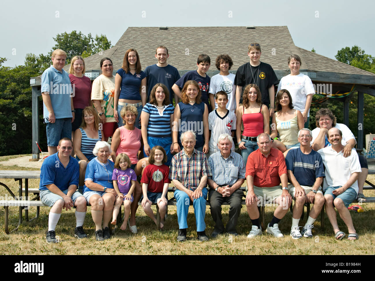 Préserve Libertyville Illinois réunion de famille et se réunir à l'abri de pique-nique en forêt préserver photo de groupe Banque D'Images