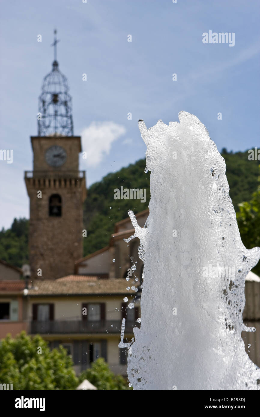 Fontaine d'eau potable avec le Campanile de l'arrière-plan, Digne les Bains, Alpes de Haute Provence, France, Europe Banque D'Images