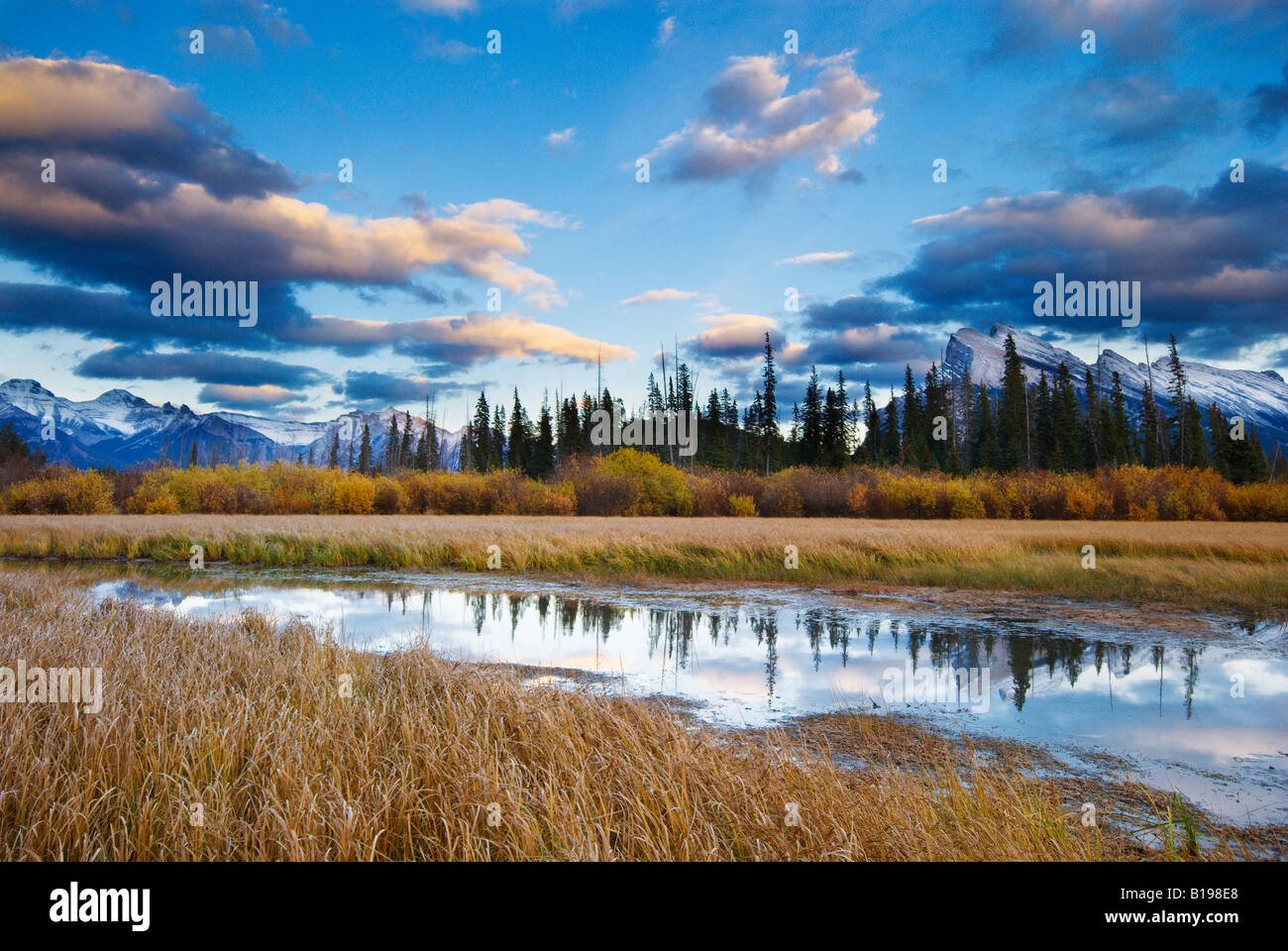 Mont rundle et la gamme fairholme Banque de photographies et d’images à ...