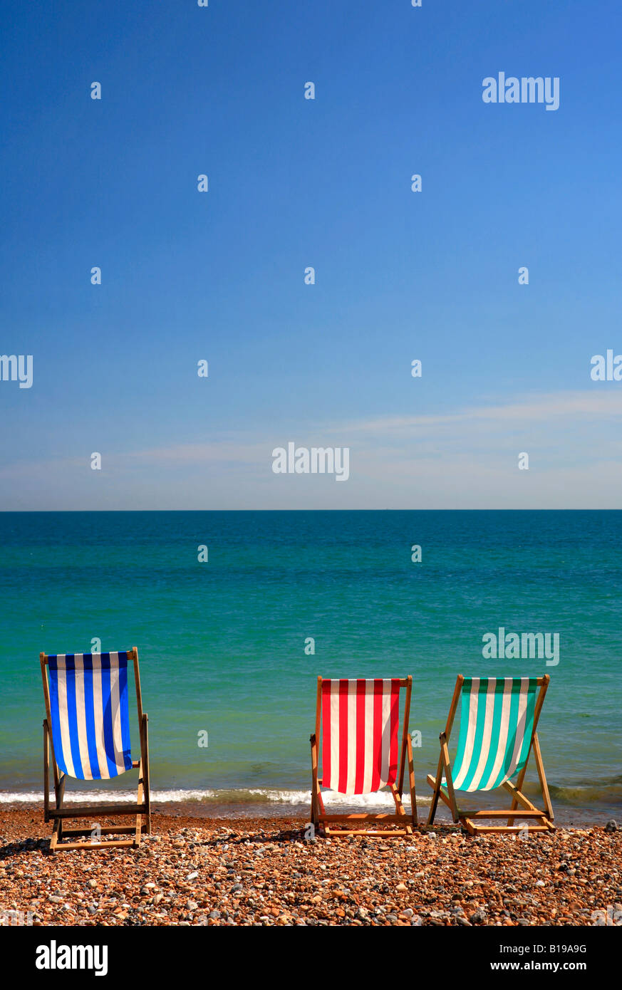 Trois transats colorés en bleu ciel été journée de plage Promenade Worthing West Sussex England Angleterre UK Banque D'Images