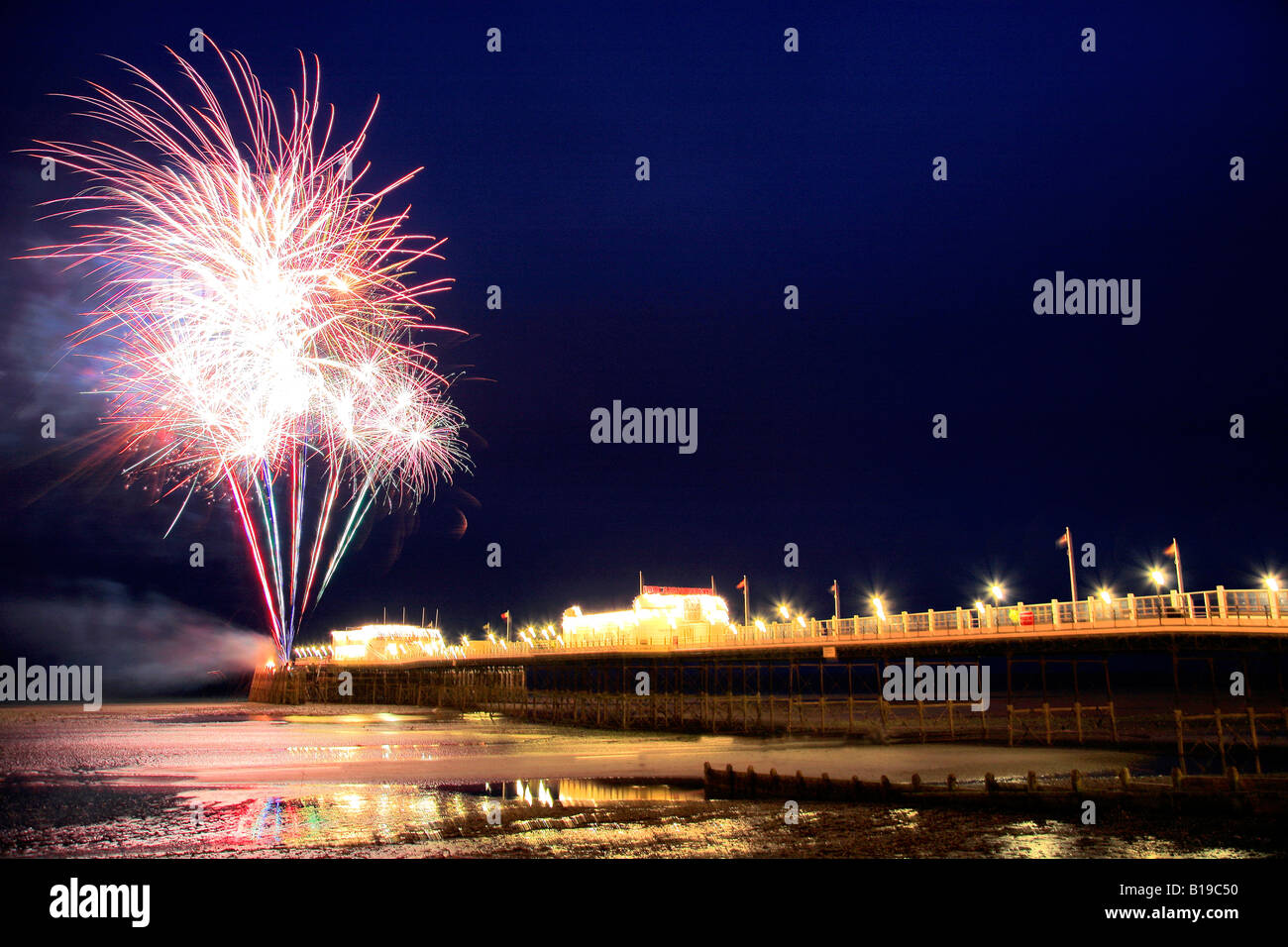 D'artifice sur la jetée victorienne Promenade Worthing West Sussex England Angleterre UK Banque D'Images