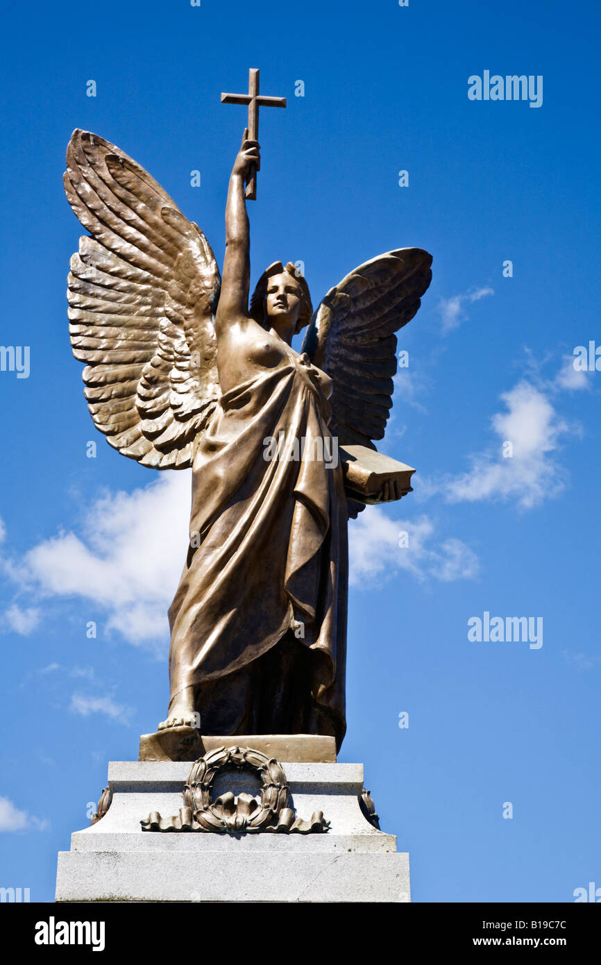 Le Rothesay War Memorial la figure d'un Ange tenant une croix, île de Bute, ARGYLL & BUTE, Ecosse. Banque D'Images