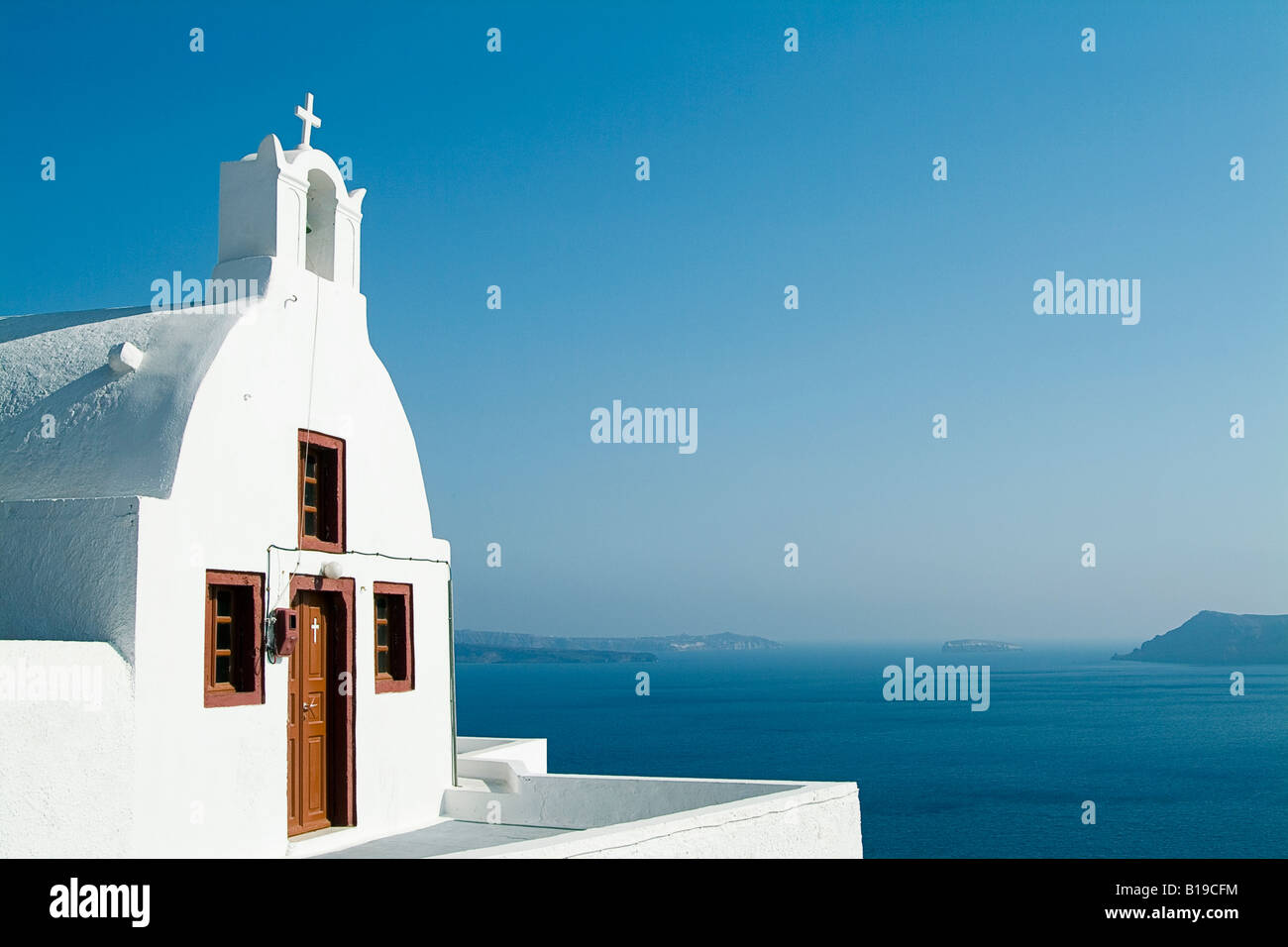 Église donnant sur la mer Égée, Oia, Santorini, Cyclades, Grèce. Banque D'Images