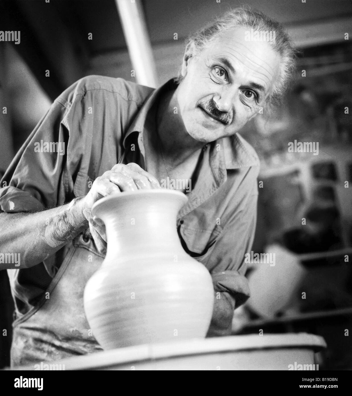 Dans cermist travaille à son atelier de potier, noir et blanc, de la poterie, musée Langerwehe, Allemagne Banque D'Images
