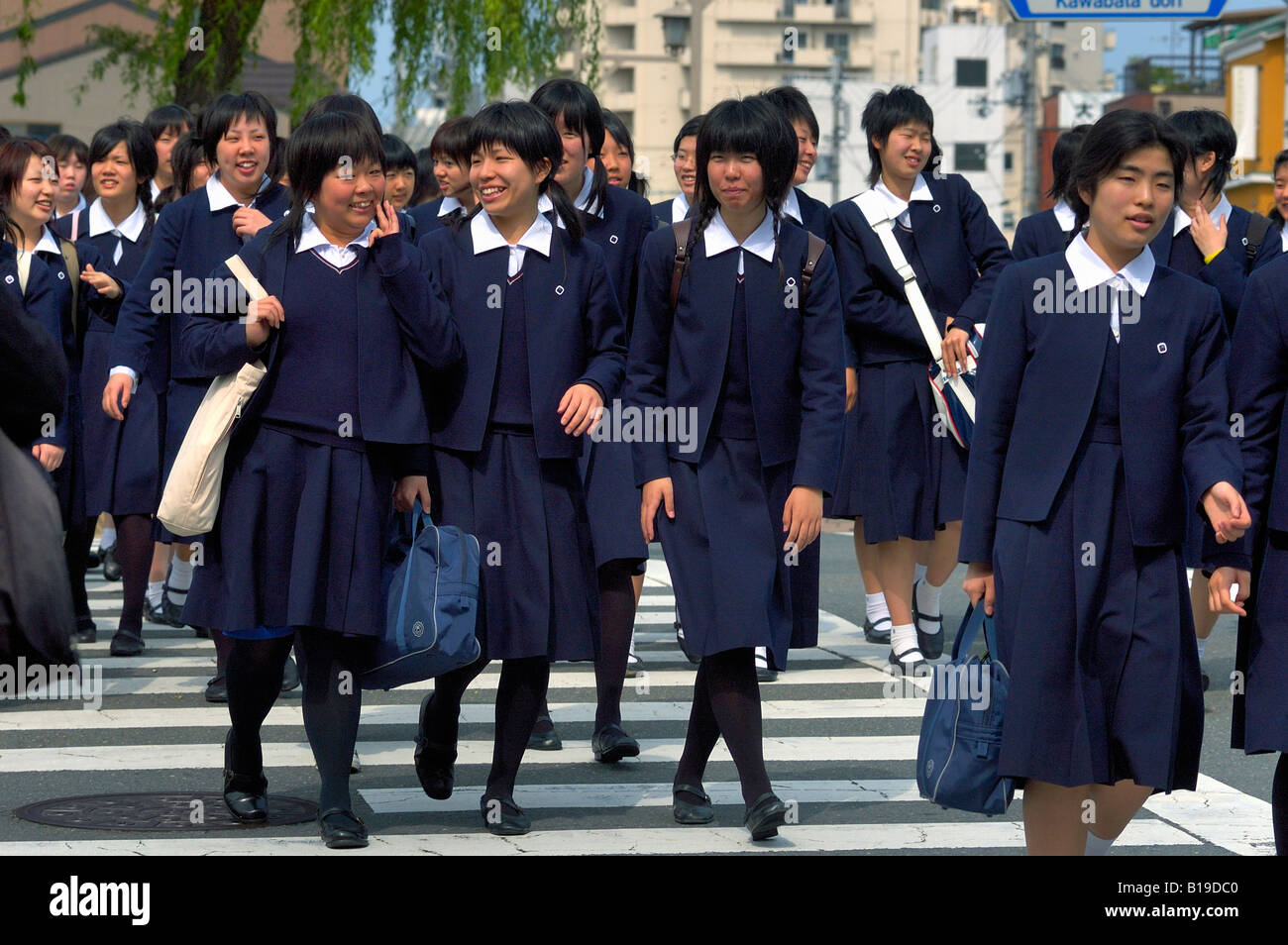 Les filles à l'uniforme scolaire de concordance de Kyoto au Japon Photo  Stock - Alamy