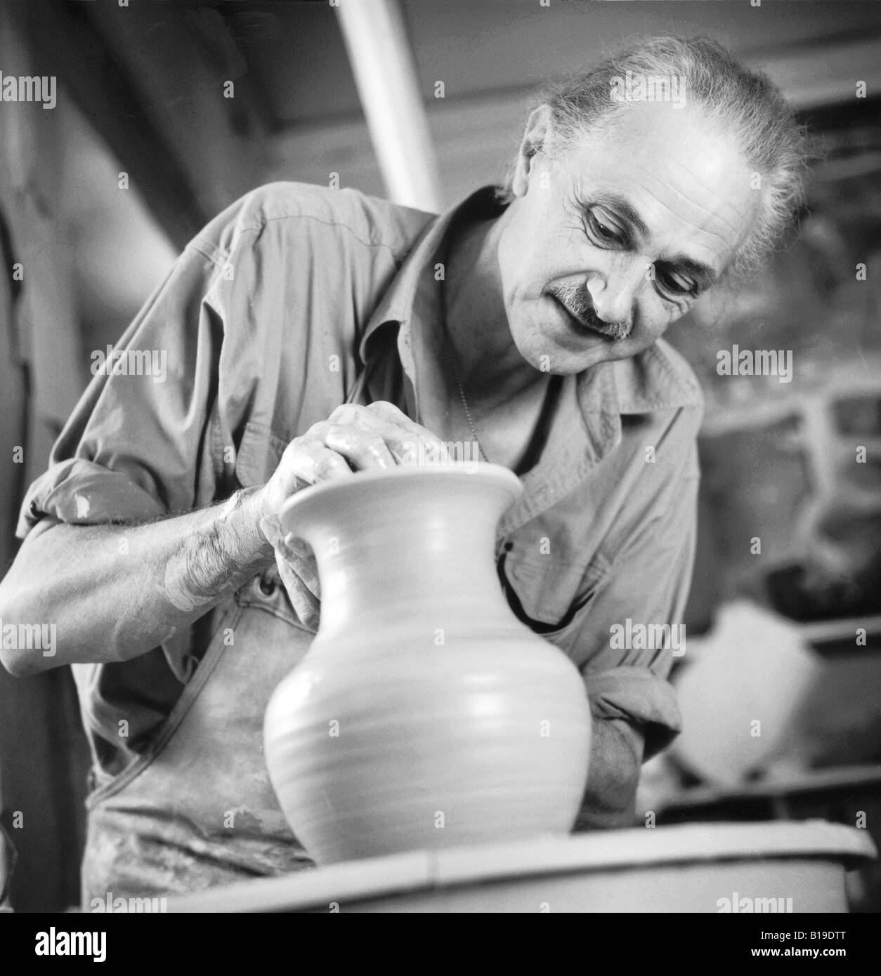 Dans cermist travaille à son atelier de potier, noir et blanc, de la poterie, musée Langerwehe, Allemagne Banque D'Images