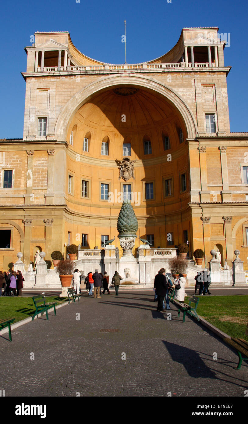 Cour intérieure du musée du Vatican avec le 1er siècle bronze romain de pin et des paons du tombeau d'Hadrien,Cortile della Pigna Banque D'Images