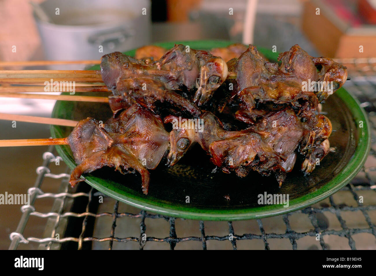 Les oiseaux au barbecue sur stick Kyoto au Japon Banque D'Images
