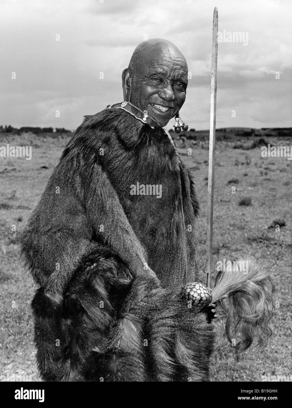 Kenya, Province de Kapsabet,. Un Nandi laibon, ou devin, vêtu d'une cape de peau de singe traditionnel. Banque D'Images