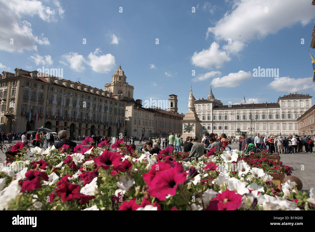 Panorama de la place Piazza Castello Banque D'Images