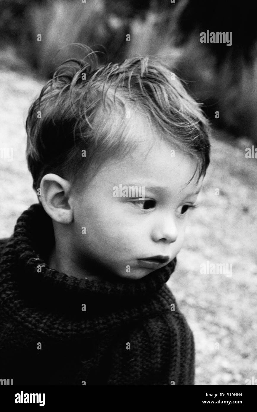 Petit garçon, portrait, noir et blanc Banque D'Images