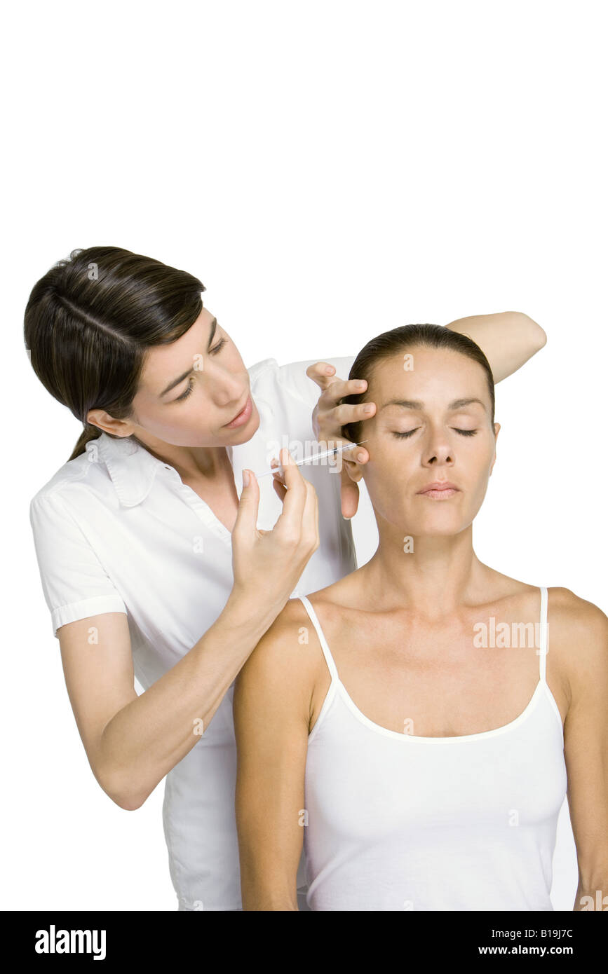 Woman having Botox injection, les yeux fermés Banque D'Images