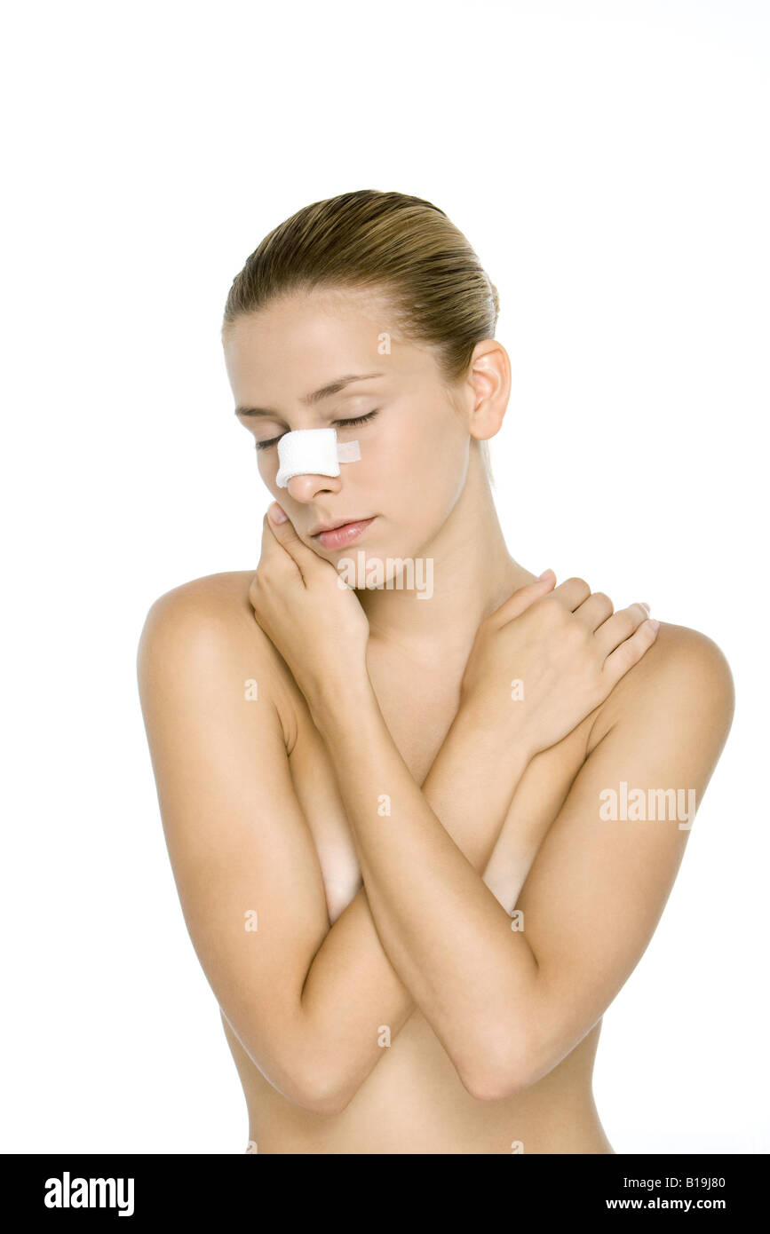 Femme nue avec bandage sur flexible, bras croisés sur la poitrine, les yeux fermés Banque D'Images