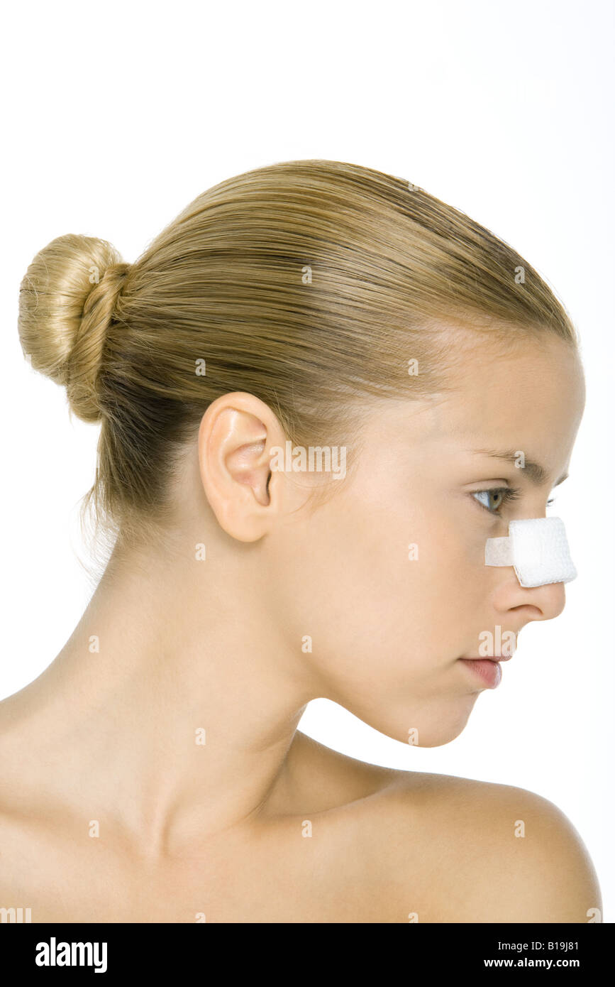 Femme avec bandage sur le nez, profile Banque D'Images