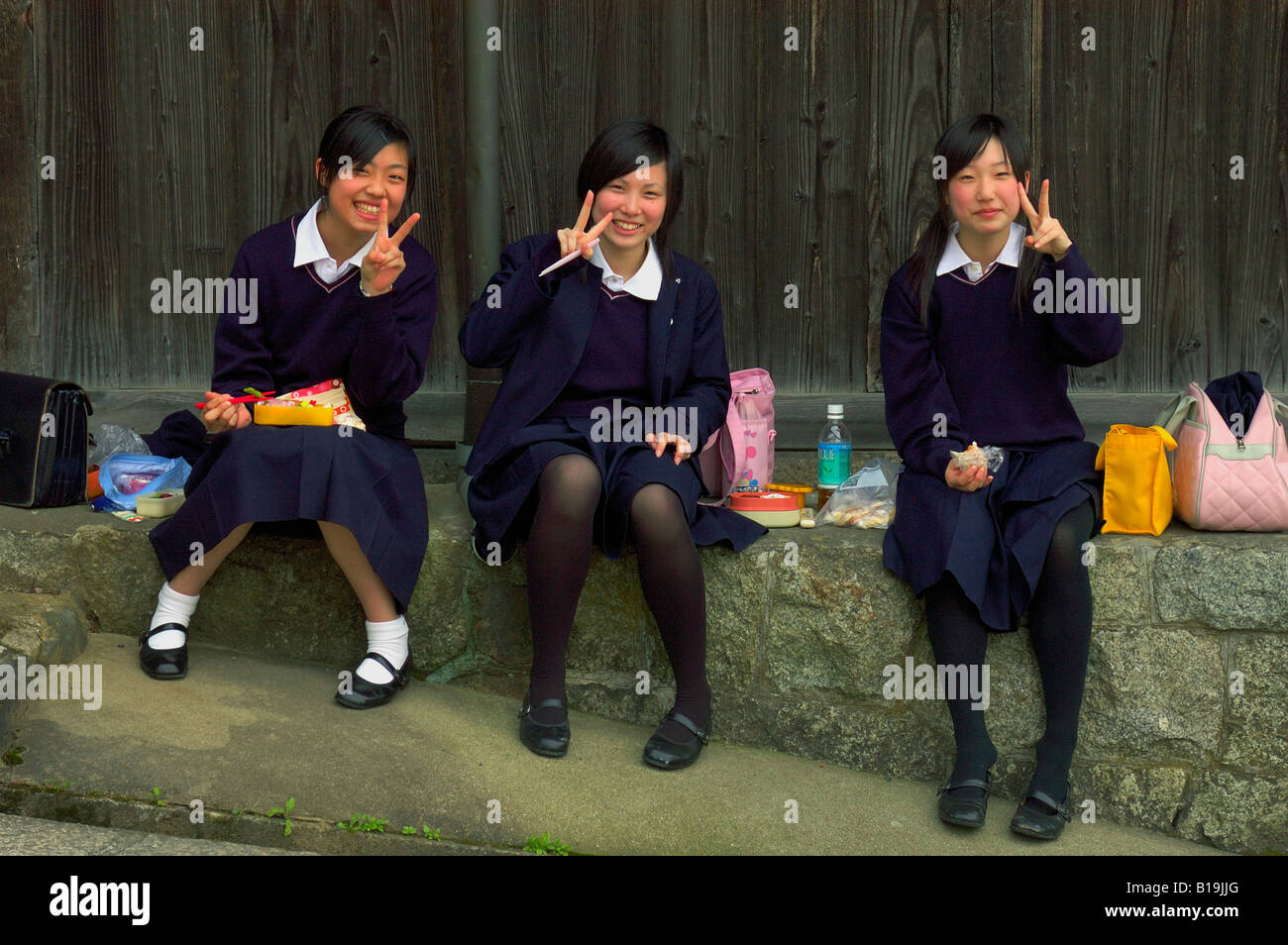 Les filles en uniforme ayant pause déjeuner Japon Kyoto Banque D'Images