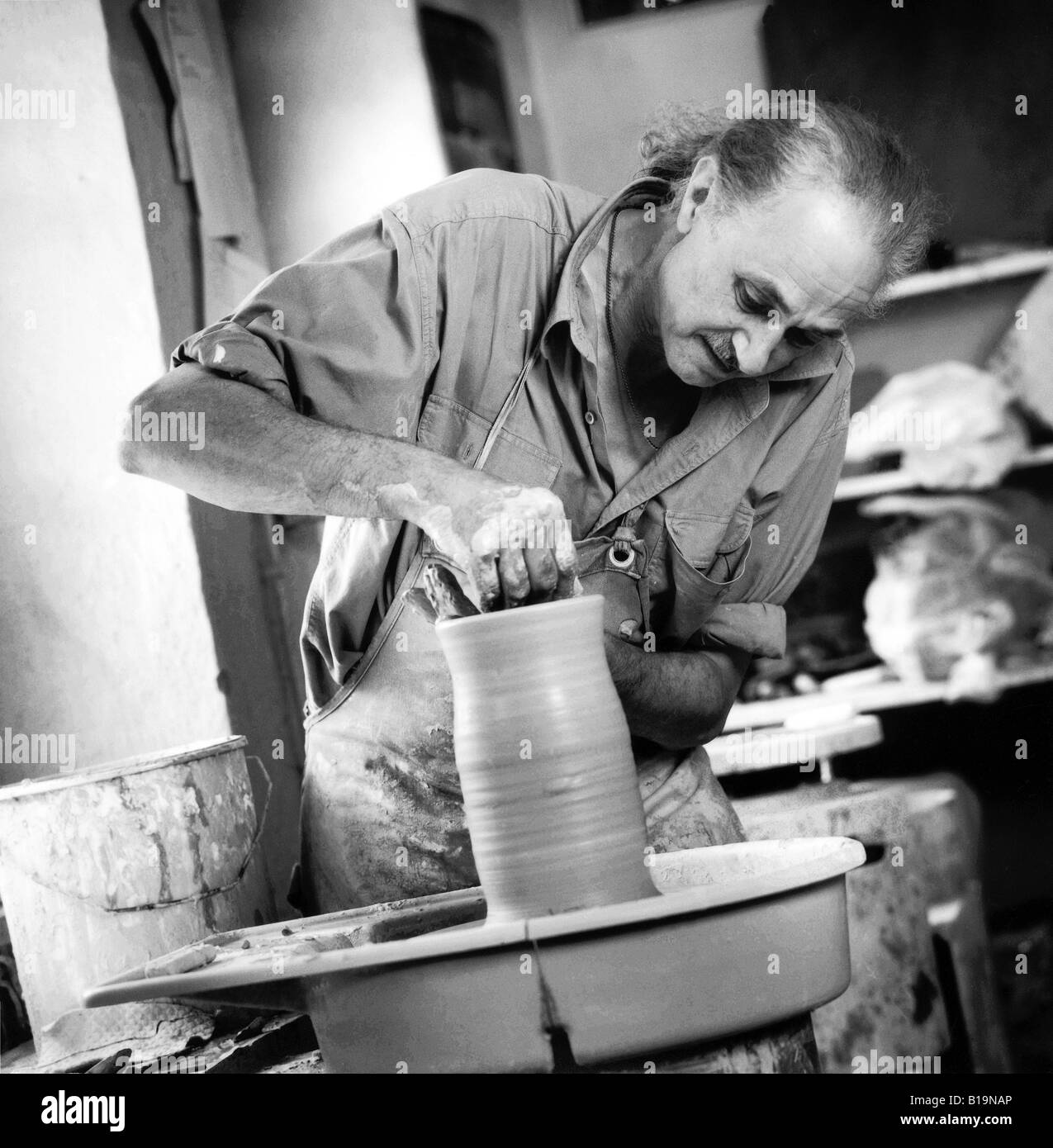 Dans cermist travaille à son atelier de potier, noir et blanc, de la poterie, musée Langerwehe, Allemagne Banque D'Images