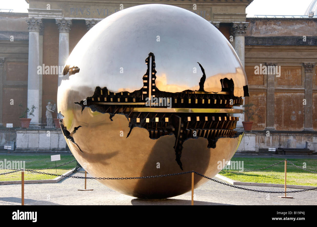 Sfera Sfera con ,Arnaldo Pomodoro's célèbre globe sculpture se trouve dans la cour intérieure du musée du Vatican à Rome Banque D'Images