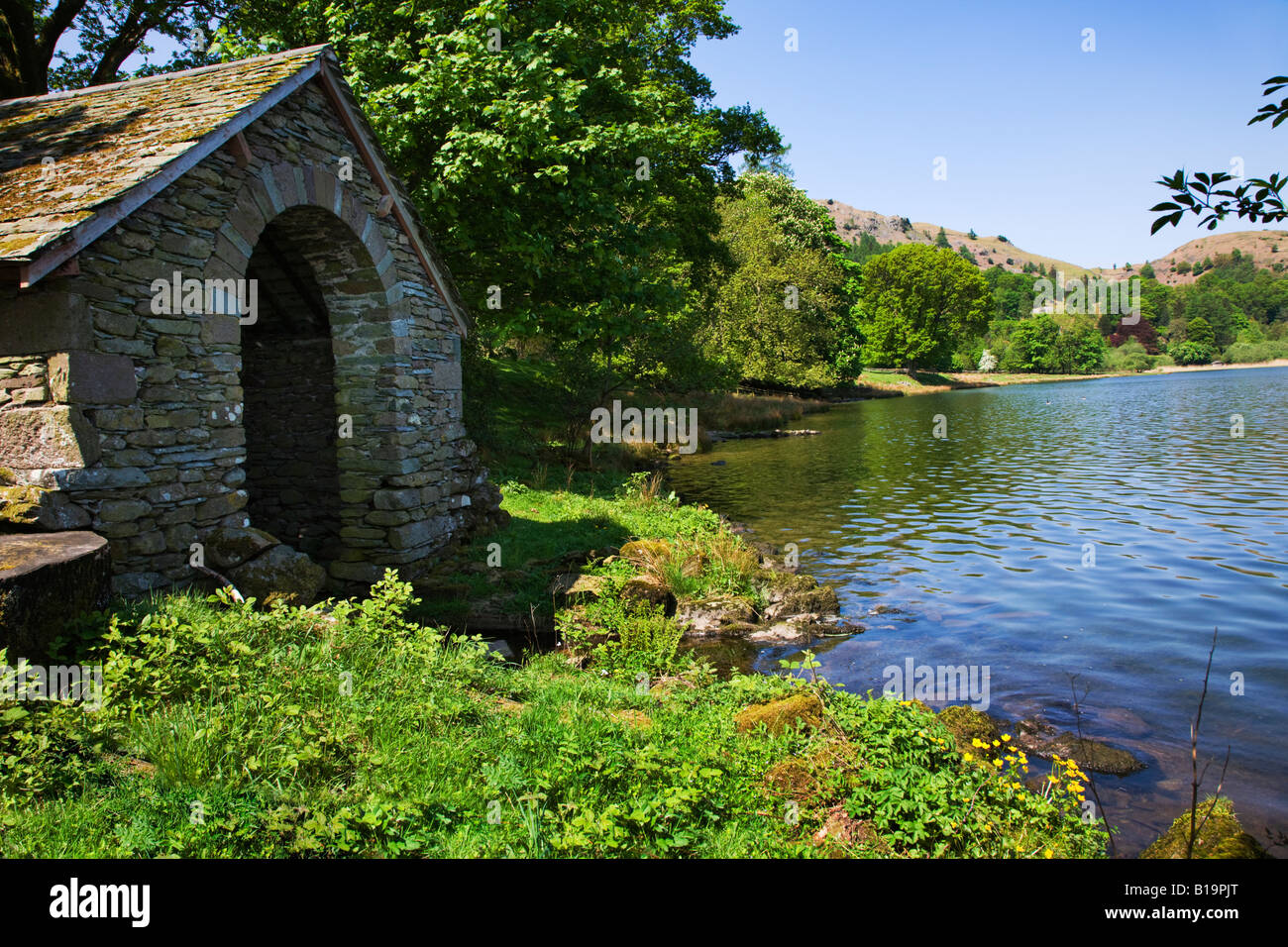 Lac Grasmere au printemps une pierre d'un hangar à bateaux sur le rivage des lacs, 'le Lake District' Cumbria England UK Banque D'Images