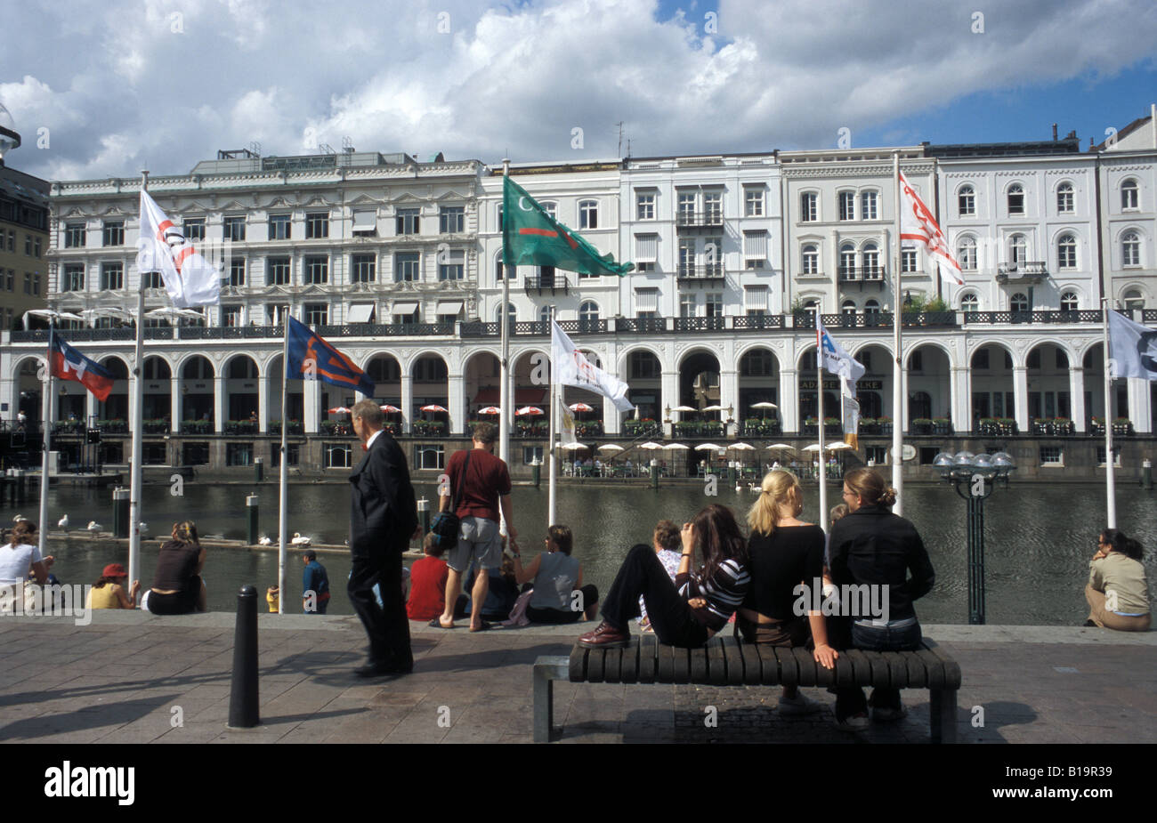 Les gens en face d'Alsterarkaden sur Kleine Oase Garni à l'Hôtel de Ville Place du Marché (Rathausmarkt) en centre-ville de Hambourg, Allemagne Banque D'Images