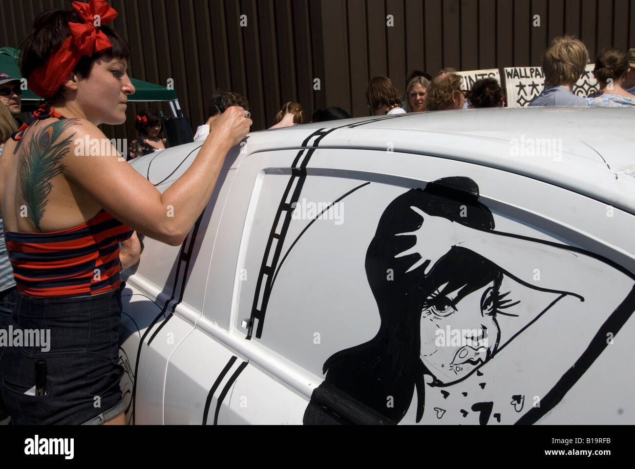 Art Vauxhall Car Boot .juste manquer conduit à travailler sur un graffitting vinyle blanc parking couvert ,elle a déjà attiré l'Amy Winehouse Banque D'Images
