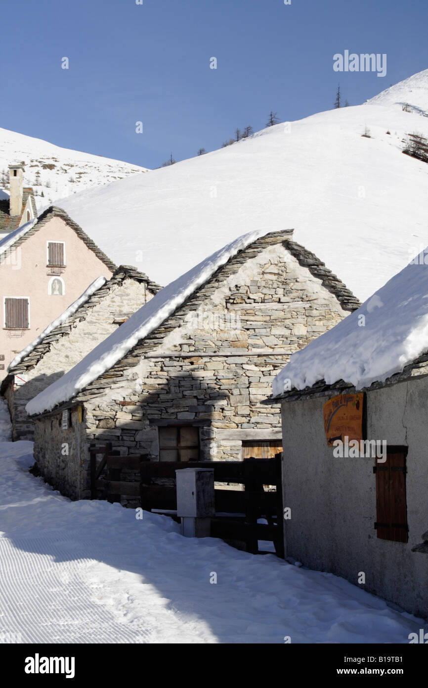 Cottages en pierre typique des Alpes à Piana di Vigezzo, Italie Banque D'Images