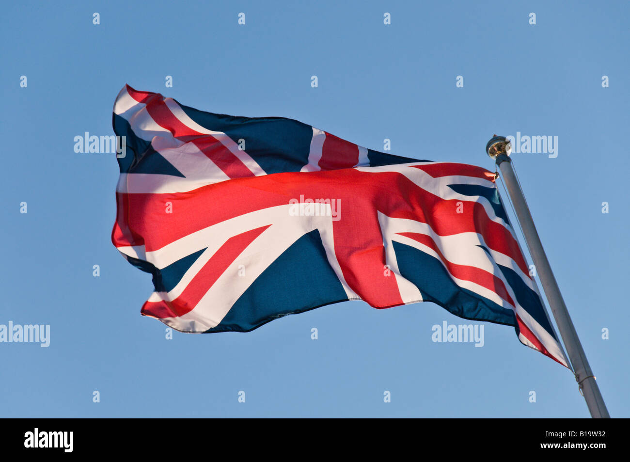 Un drapeau de l'Union de Grande-Bretagne dans le vent sur un fond de ciel bleu. Banque D'Images