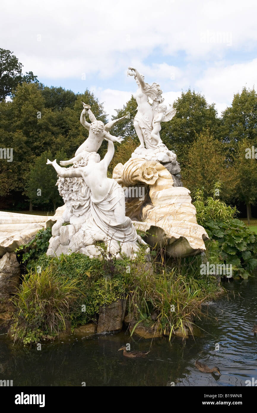 Cliveden House, près de Maidenhead , précédemment accueil de Nancy Astor , marbre sculpté chiffres fixés dans l'étang en fonction de l'eau d'entraînement principal Banque D'Images