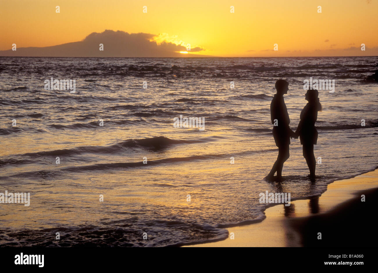 Couple on beach at sunset Wailea Maui Hawaii Banque D'Images